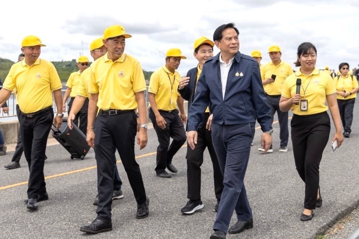พระอาทิตย์ทรงกลด ขณะ ‘พีระพันธุ์ สาลีรัฐวิภาค’ สักการะหลวงพ่อเจ็ดกษัตริย์
