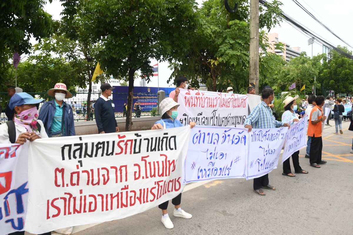 ครม.สัญจรป่วน ม็อบโปแตชโคราช ปิดทางเข้าประชุม