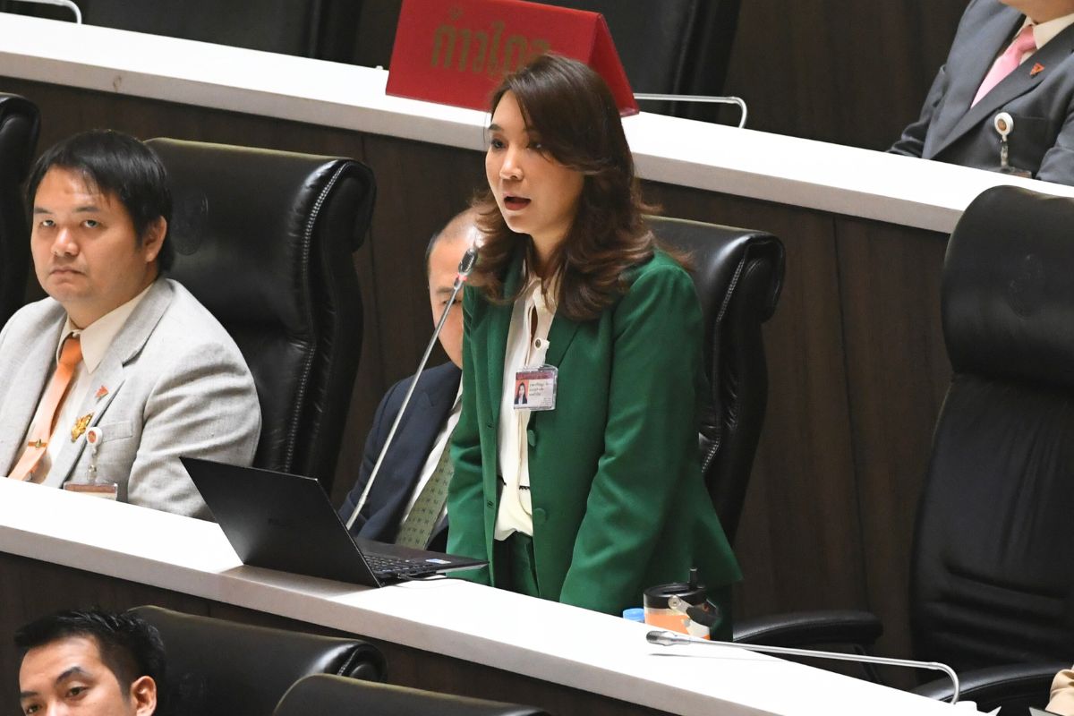 ศิริกัญญา ขู่ พรรคร่วมรัฐบาล ผ่านงบฯ 1.22 แสนล้าน เสี่ยงผิดกฎหมาย