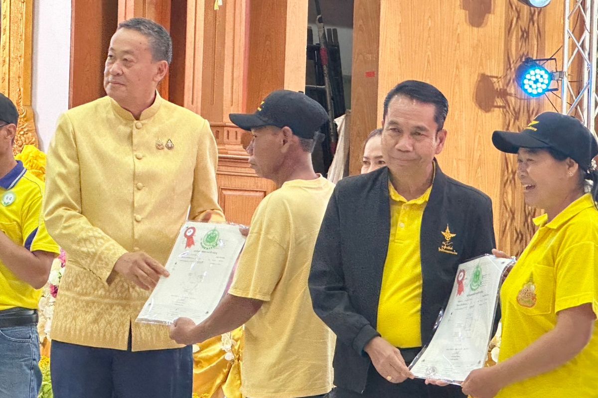 นายกฯ ลุยนครพนม มอบสัญญาเช่าที่ราชพัสดุ-บ้าน หวังให้ประชาชนมีช่องทางสร้างรายได้