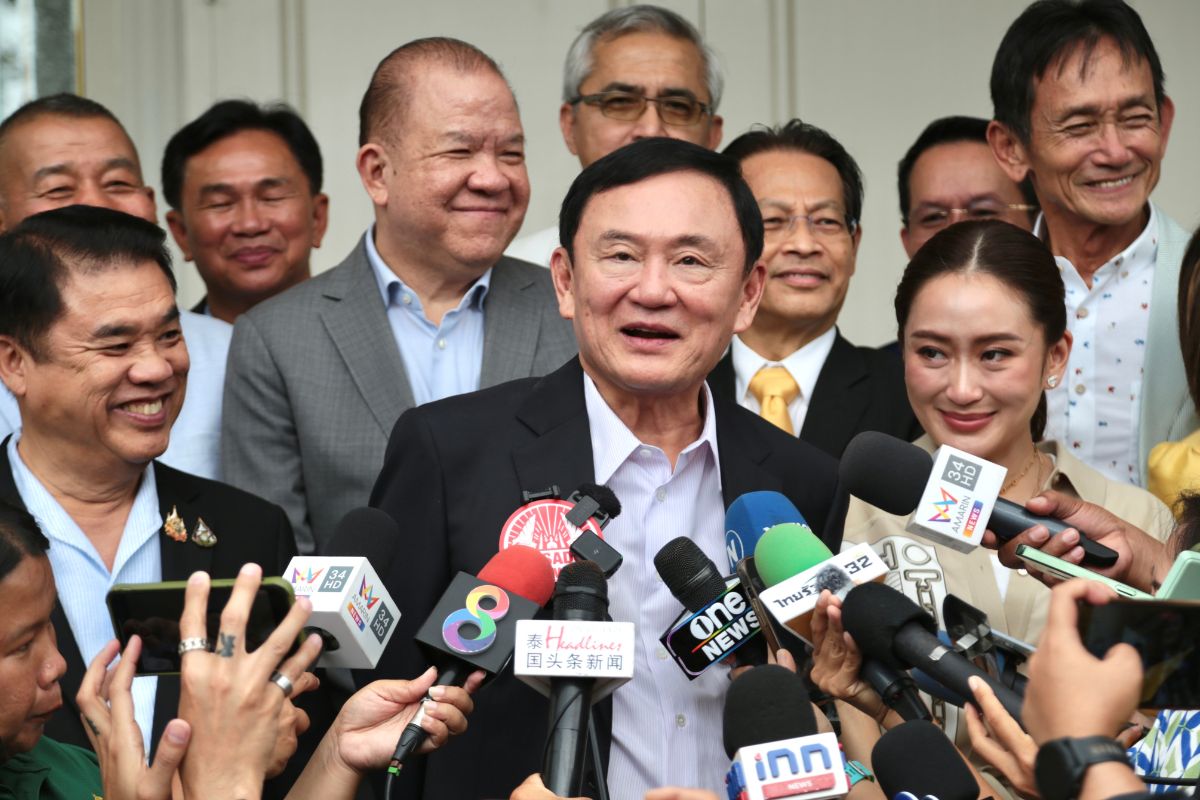 ทักษิณ มีความสุขที่อยู่เมืองไทย ร่วมเฉลิมพระเกียรติในหลวง 72 พรรษา
