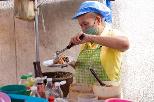 ส้มตำอุทุมพร (เจ๊ใจ) แซ่บสะท้าน สนั่นโซเชียล ยืนหนึ่งบางลำพู 