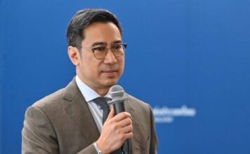 นายเศรษฐพุฒิ สุทธิวาทนฤพุฒิ