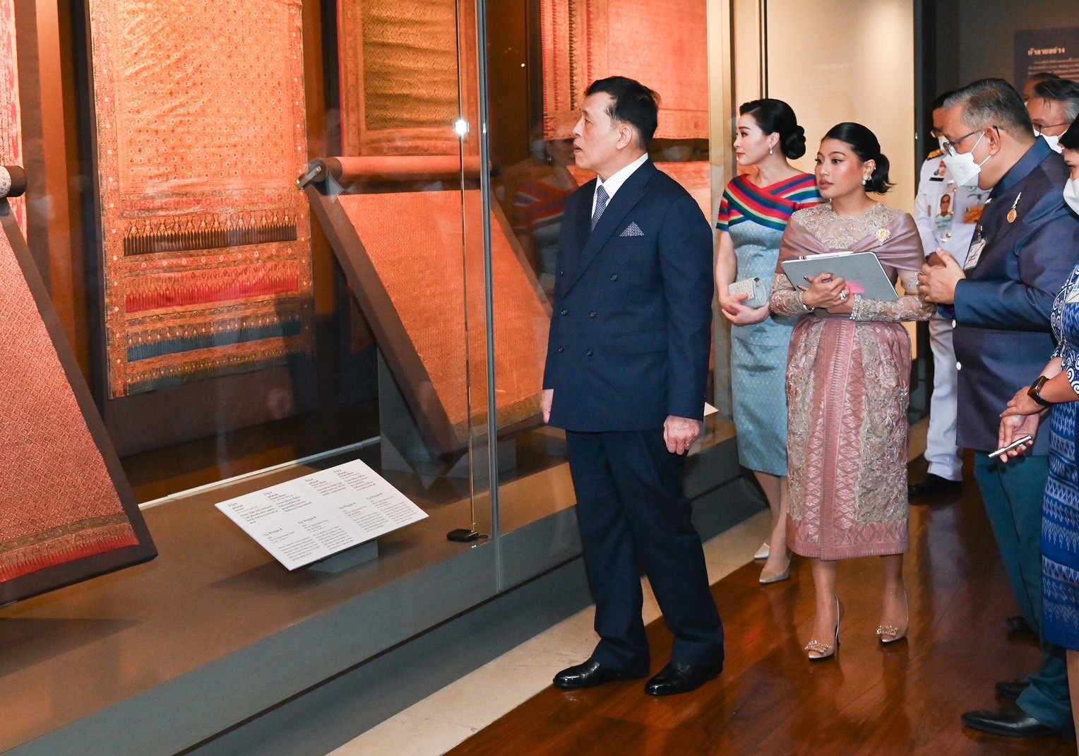 ในหลวง พระราชินี ทรงเปิดนิทรรศการ “ราชภูษิตาภรณ์สยาม” Royal Court Textiles of Siam