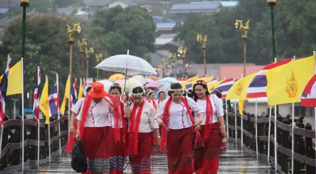 ท่องเที่ยว “สะพานมอญ” สังขละบุรีคึกคัก รับวันหยุดยาว