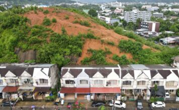 ผู้ว่าฯ ภูเก็ตลงพื้นที่ตรวจสอบเหตุดินสไลด์ หมู่บ้านเทพบุรี อ.เมือง บ้านเสียหาย 8 หลัง