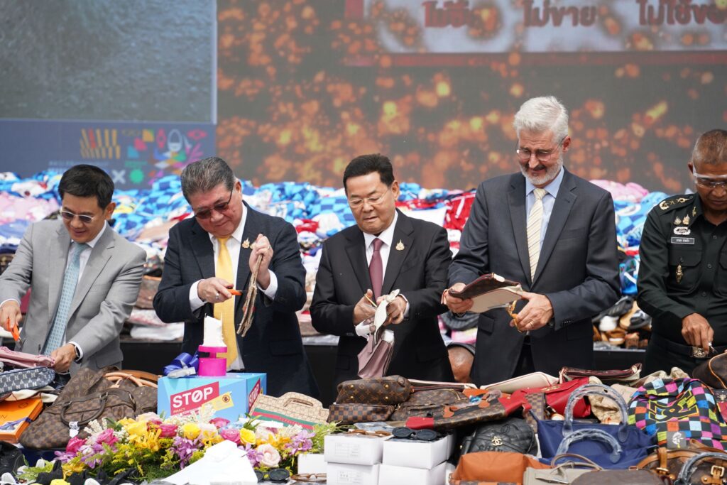นายภูมิธรรม เวชยชัย