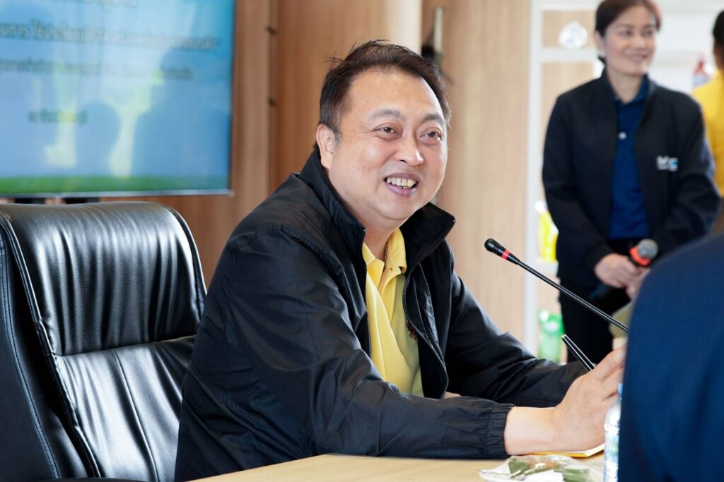 นายสุชาติ ชมกลิ่น รัฐมนตรีช่วยว่าการกระทรวงพาณิชย์