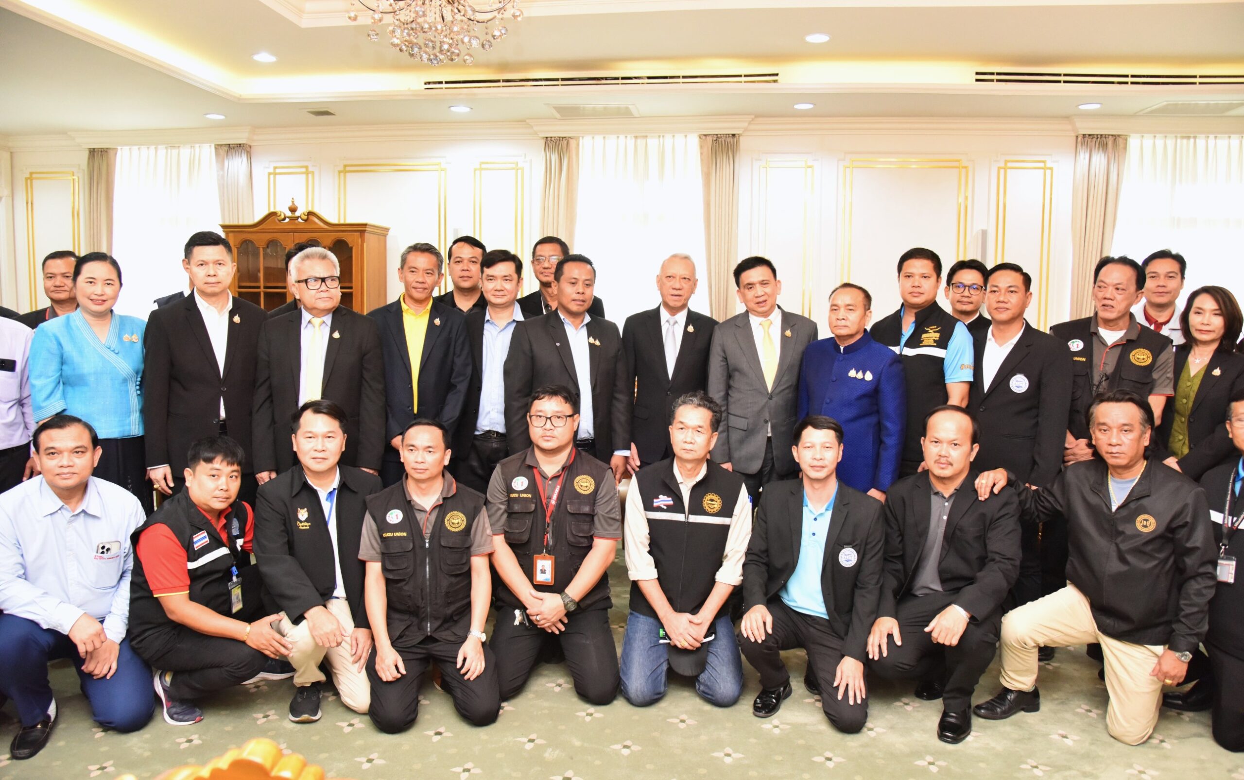 สภาลูกจ้างยานยนต์ พบ รมว.แรงงาน หารือขึ้นค่าแรง 400 บ. แผนรับผลกระทบ EV