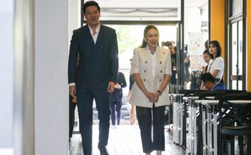 แพทองธาร ชินวัตร พร้อมสามี ปักหลักวอยซ์สเปซ ลุ้นโหวตนายกฯ