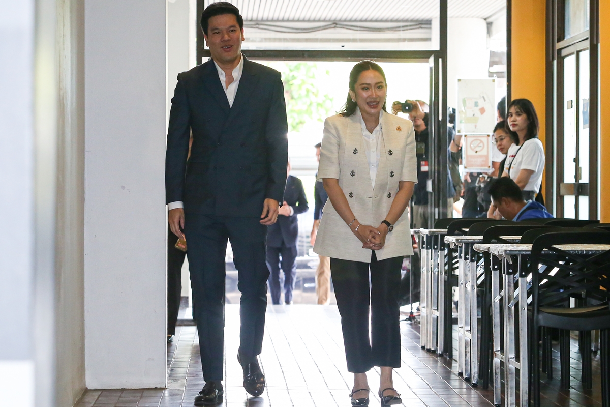 แพทองธาร-สามี ปักหลักวอยซ์สเปซ ลุ้นโหวตนายกฯ
