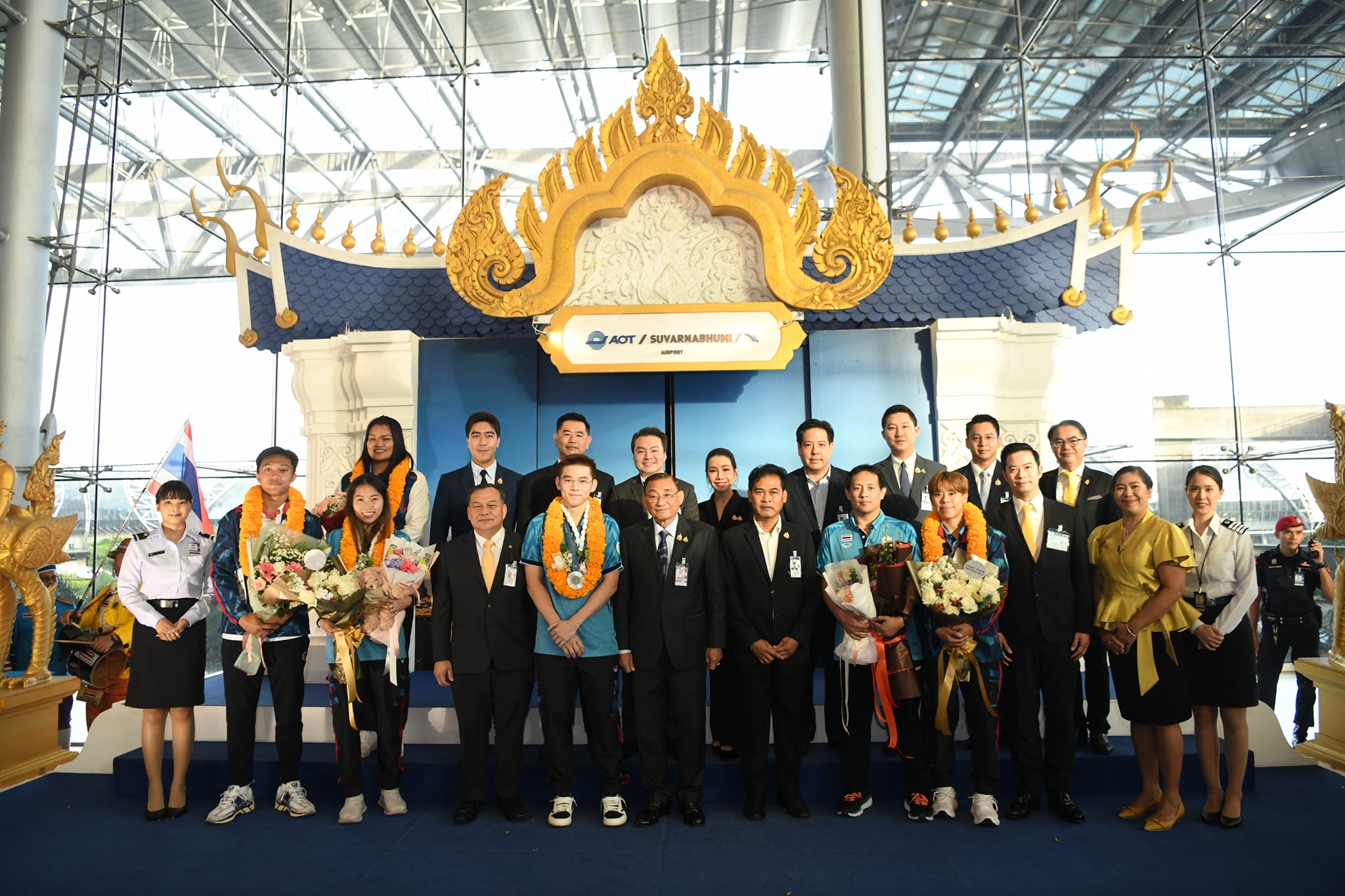 เสริมศักดิ์ ร่วมต้อนรับ 3 ทัพนักกีฬาโอลิมปิก สร้างชื่อเสียงให้กับประเทศไทยในระดับโลก