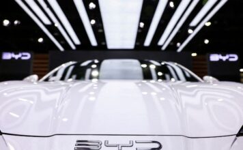 โลโก้ BYD ด้านหน้าของตัวรถ