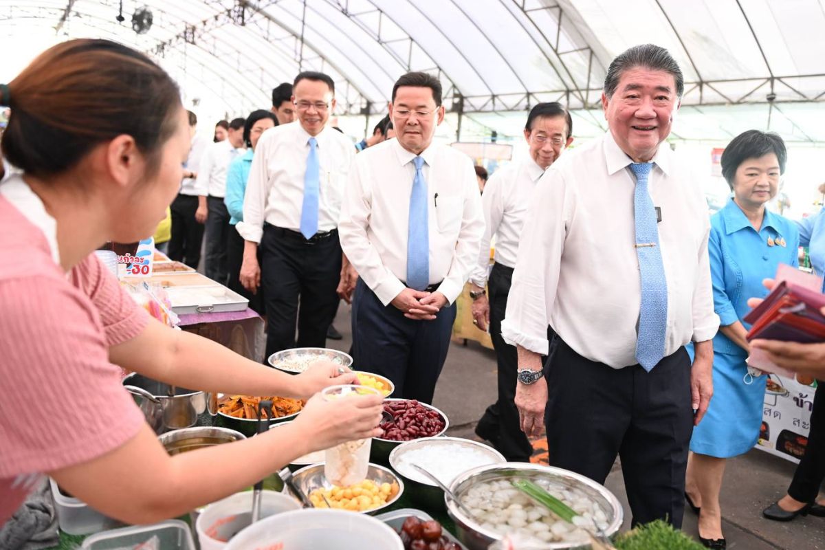 พ่อค้าแม่ค้าปลื้ม “ภูมิธรรม” ฟรีค่าเช่าแผง 4 เดือนตลาดนัดกระทรวง