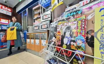 นิตยสารการ์ตูนรายสัปดาห์ Shukan Shonen Champion ออกการ์ตูน Black Jack ตอนใหม่ที่ใช้ AI ช่วยสร้าง เมื่อเดือนพฤศจิกายน 2023 ภาพโดย เอเอฟพี
