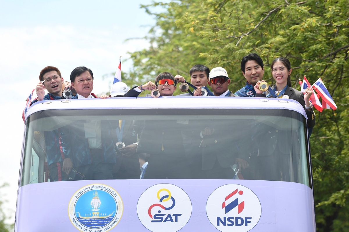 เทนนิส นำทัพนักกีฬาไทยแห่ฉลองชัยโอลิมปิก ประชาชนร่วมยินดี 2 ข้างทาง