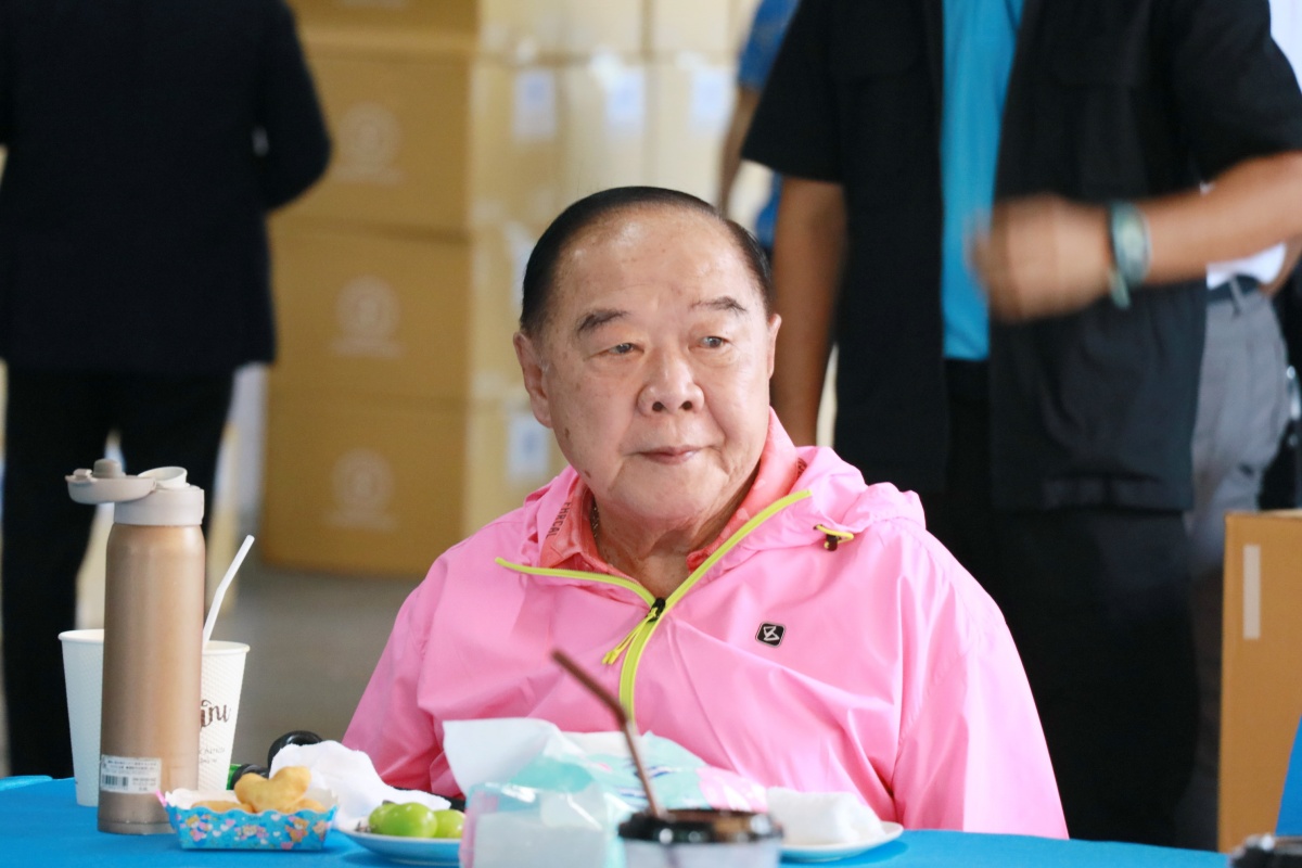 ประวิตร เปิดบ้านให้คนสนิทเบิร์ทเดย์ ขอให้ช่วยกันทำงานเพื่อบ้านเมือง