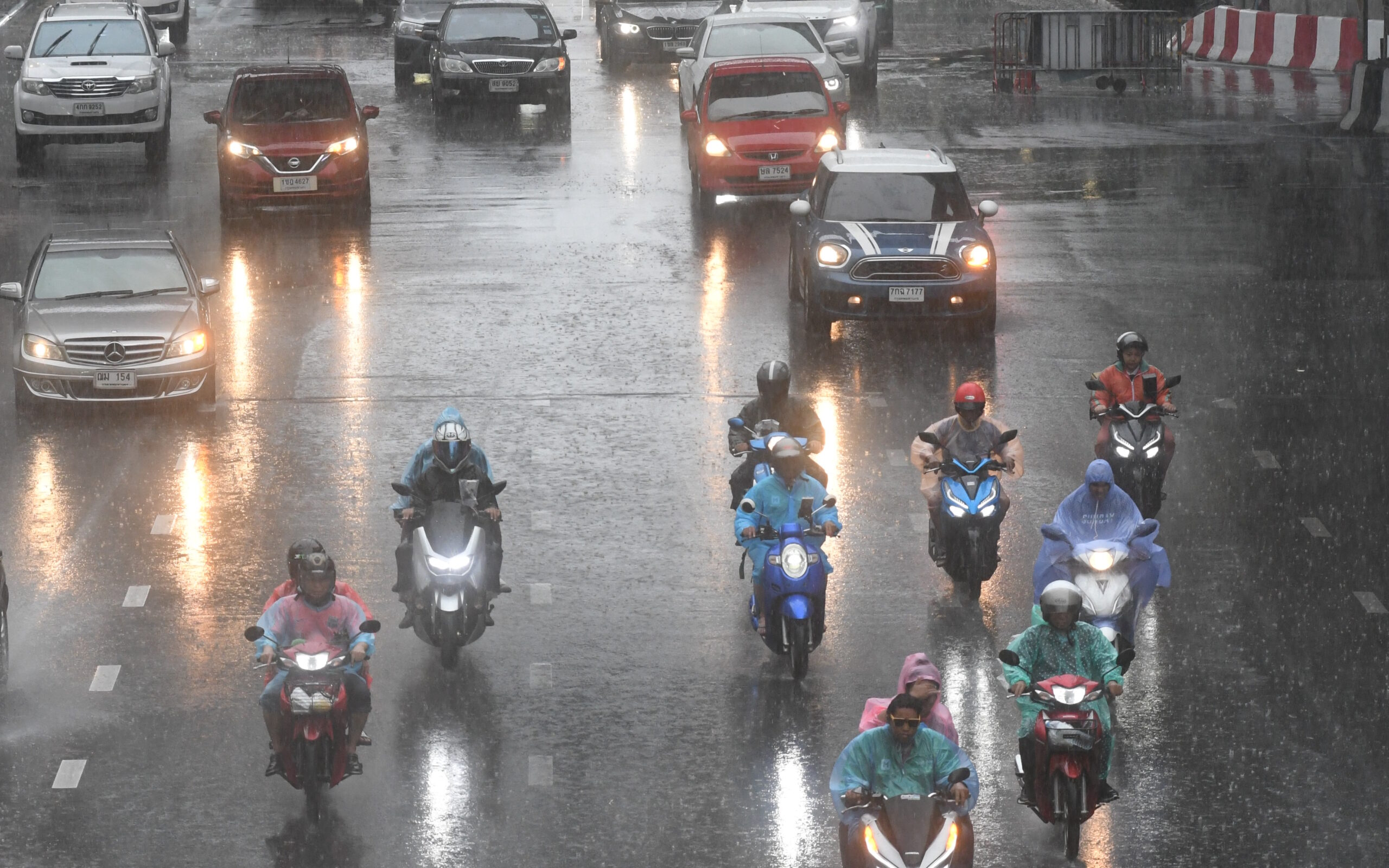 กรมอุตุฯเตือน 44 จังหวัด รวม กทม. รับมืออากาศแปรปรวน-ฝนตกหนัก