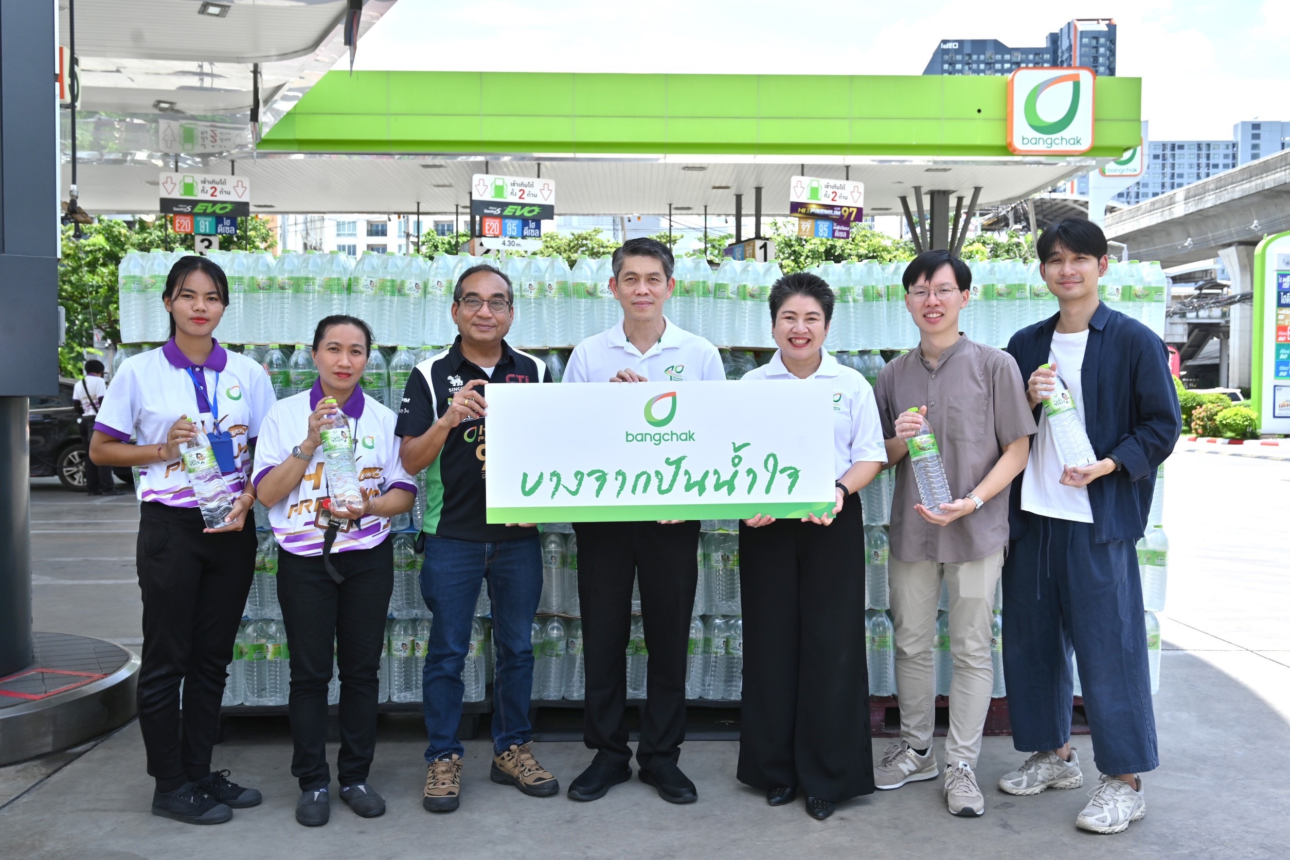 บางจาก มอบน้ำดื่ม-ข้าวสาร ช่วยเหลือผู้ประสบภัยน้ำท่วมภาคเหนือ