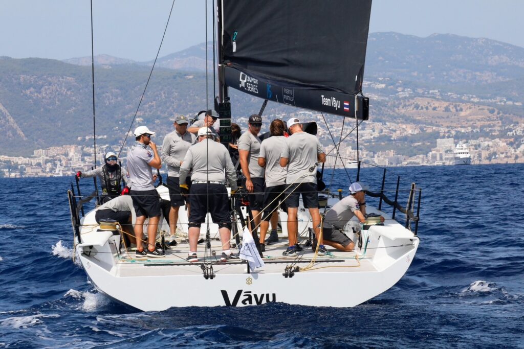 พระราชินี ทรงแข่งขันเรือใบ” 52 Super Series Sailing Week “
