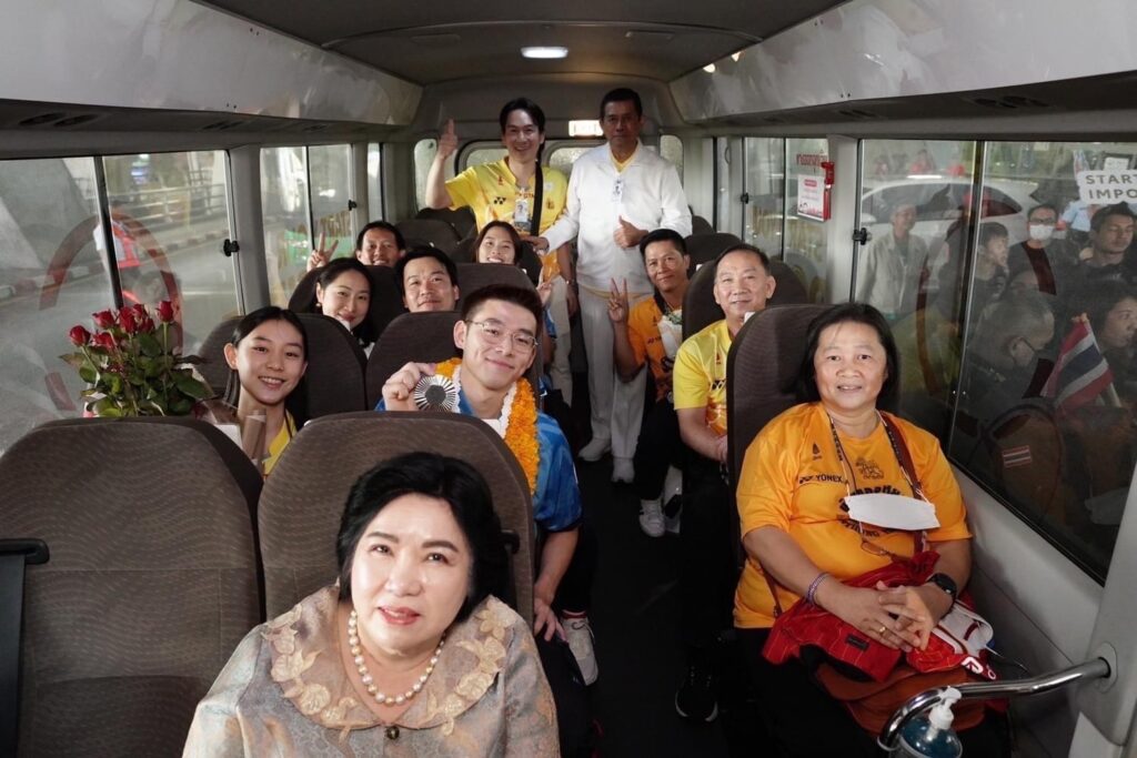 วิว กุลวุฒิ