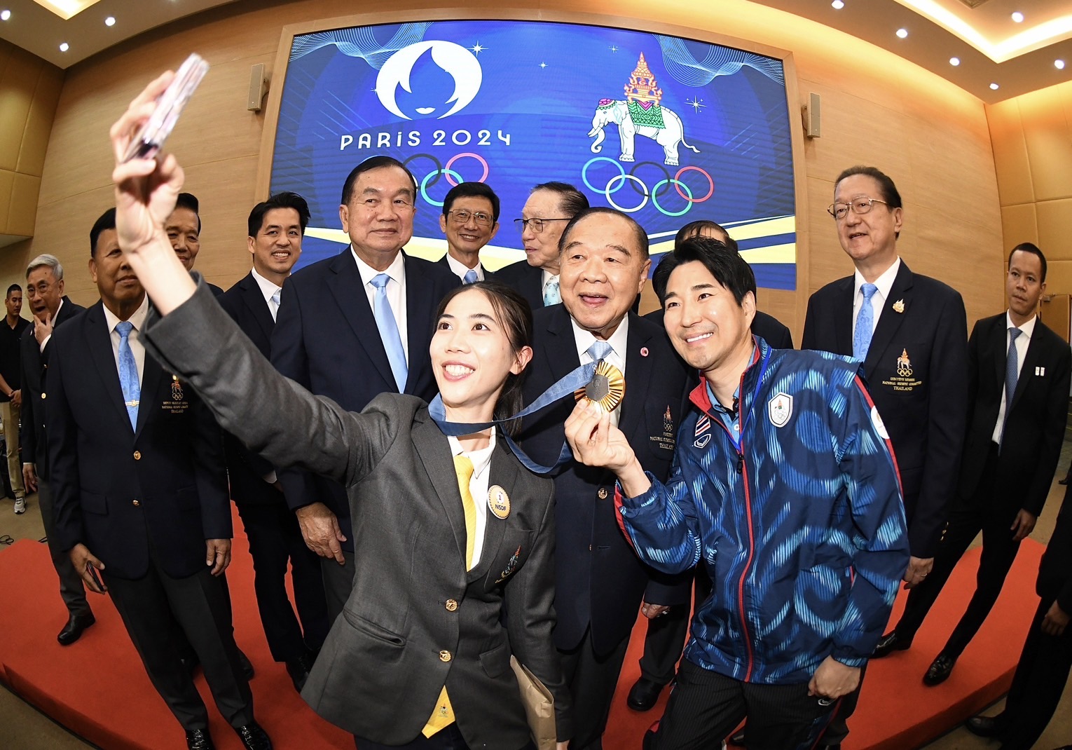 เทนนิส นำทัพนักกีฬาไทยแห่ฉลองชัยโอลิมปิก ประชาชนร่วมยินดี 2 ข้างทาง