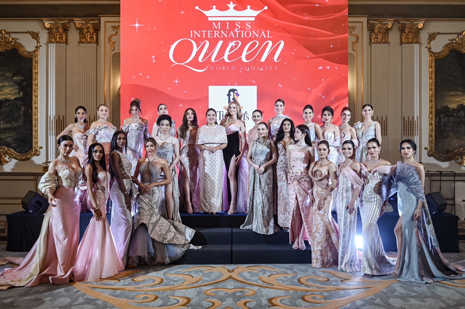 Miss International Queen 2024 เปิดตัว 23 สาวงาม สนั่นรันเวย์แฟชั่นโชว์ผ้าบาติก