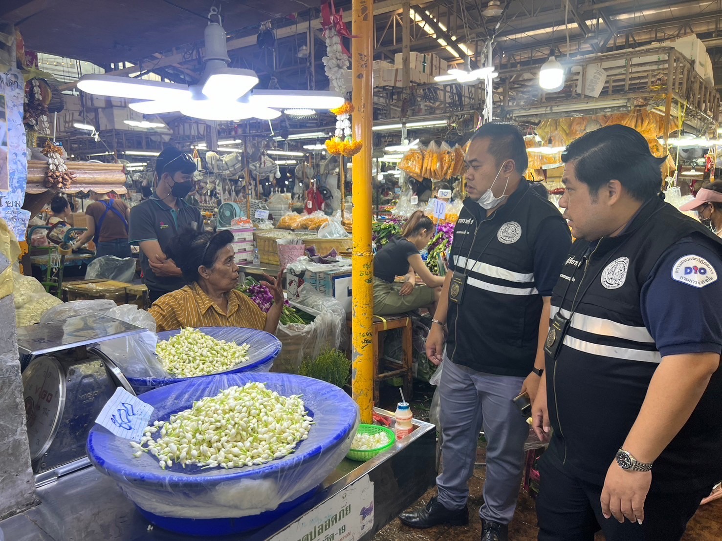 พาณิชย์ติดตามราคาดอกมะลิวันแม่ ขายตอนนี้อยู่ที่ 400-900 บาท/ลิตร