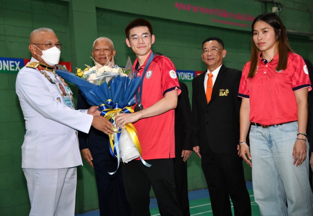 เจ้าฟ้าสิริวัณณวรีฯ พระราชทานดอกไม้ แก่ 'วิว กุลวุฒิ'