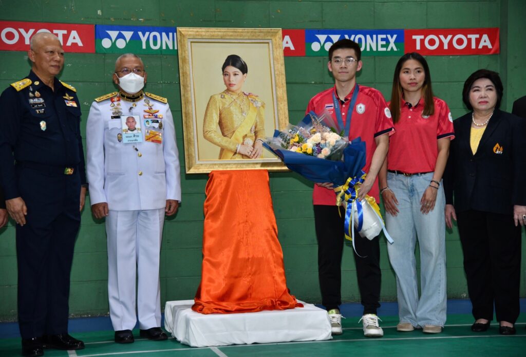 เจ้าฟ้าสิริวัณณวรีฯ พระราชทานดอกไม้ แก่ 'วิว กุลวุฒิ'