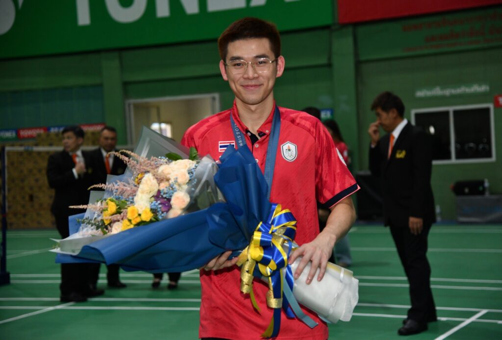 เจ้าฟ้าสิริวัณณวรีฯ พระราชทานดอกไม้ แก่ 'วิว กุลวุฒิ'