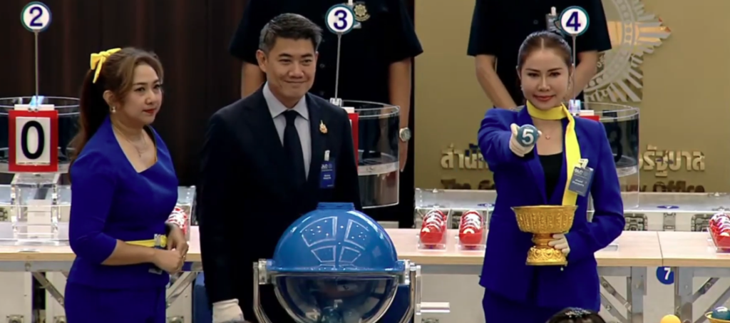 นายภาสกร ชัยรัตน์ อธิบดีกรมส่งเสริมอุตสาหกรรม ประธานออกรางวัล งวด 1 สิงหาคม 2567