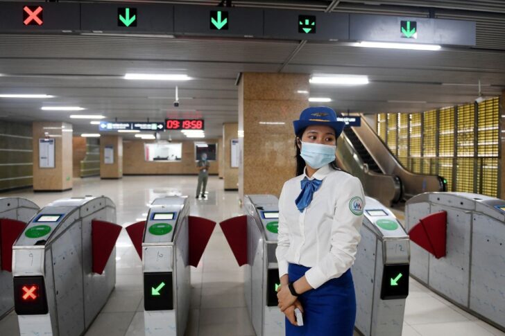 VTN_MRT_Web พนักงานยืนอยู่หน้าทางเข้าสถานีรถไฟฟ้าสายก๊าตลิญ-ฮาดง