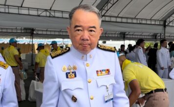 นายนครินทร์ เมฆไตรรัตน์