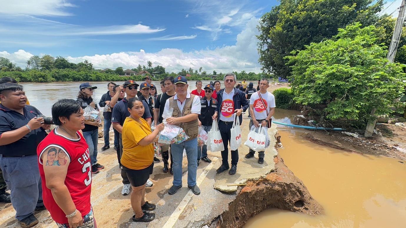 ทรู คอร์ปอเรชั่น ร่วมคาราวาน กสทช. ลงพื้นที่ จว. สุโขทัย ช่วยผู้ประสบอุทกภัย 