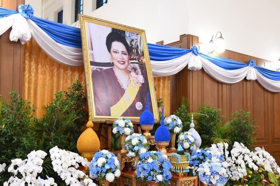 กทม. ร่วมพิธีทำบุญตักบาตร และลงนามถวายพระพร เนื่องในโอกาสวันเฉลิมพระชนมพรรษาสมเด็จพระนางเจ้าสิริกิติ์ พระบรมราชินีนาถ พระบรมราชชนนีพันปีหลวง 