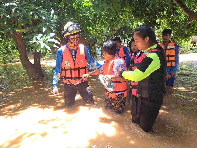 กู้ภัยเซเว่นฯ ร่วมภาคีเครือข่าย สนับสนุนการอพยพชาวบ้านเร่งด่วน