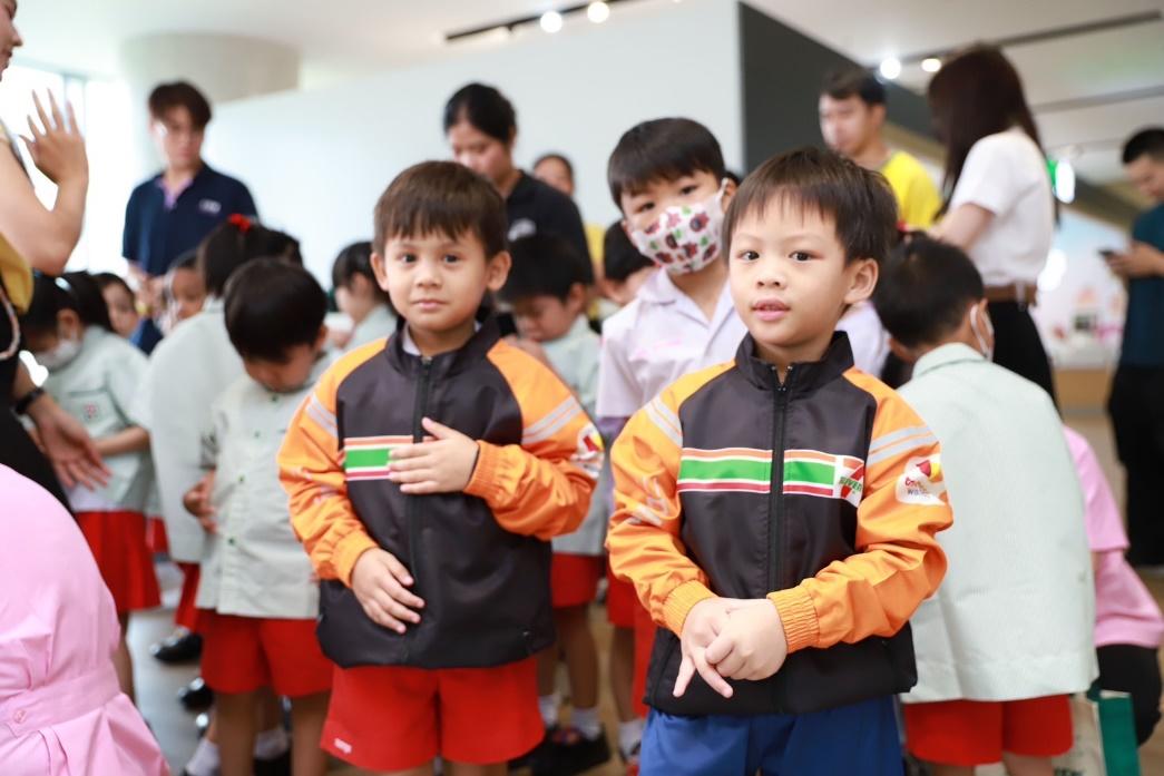 สิงหาคม บอกรักแม่  7 Kids Club จัดกิจกรรมรังสรรค์ของขวัญสุดคิ้วท์ ของน้องๆ รร. อนุบาลบ้านครู