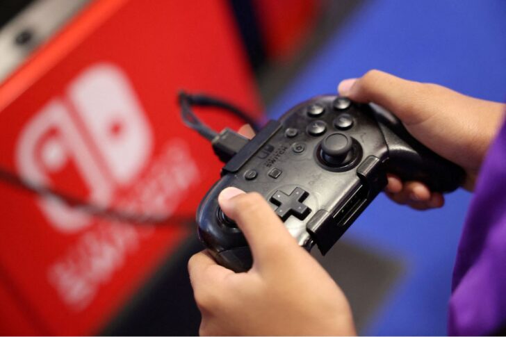 nintendo_switch_Web ผู้เข้าร่วมงานสัปดาห์เกมปารีสทดลองเล่นเครื่องเกมนินเทนโด สวิตช์