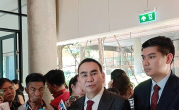 นายเดชอิศม์ ขาวทอง