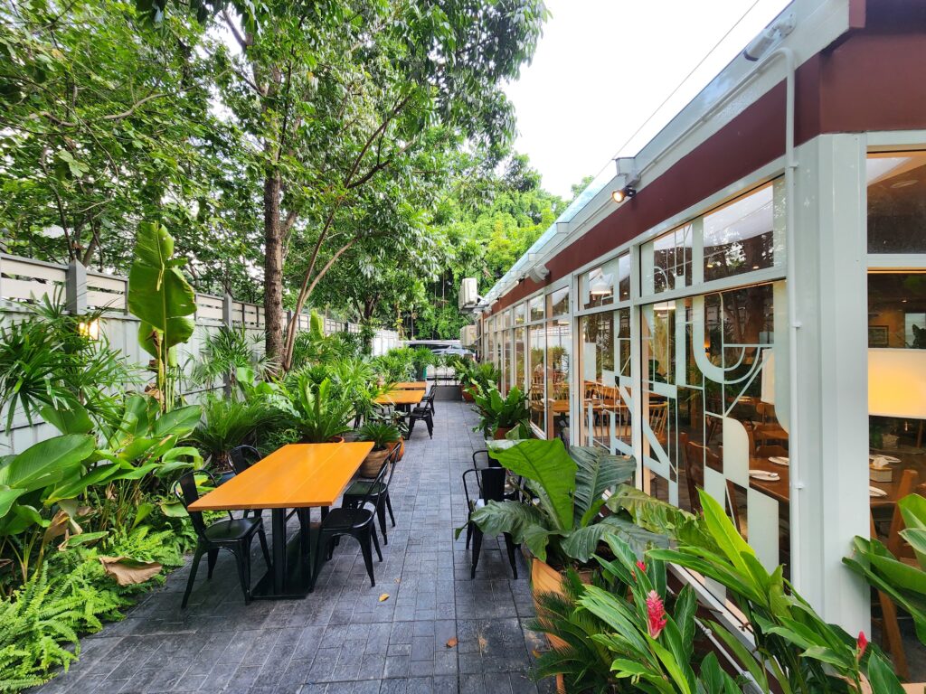 ที่นั่งด้านนอก ท่ามกลางบรรยากาศสวนหย่อม