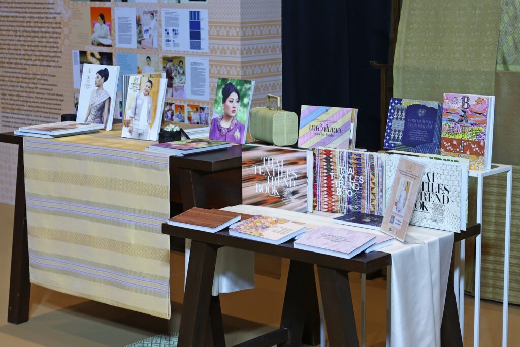 สมุดภาพประวัติศาสตร์ "สิริราชกัญญานารีรัตน์ Thai Craft Wisdom Legacy"