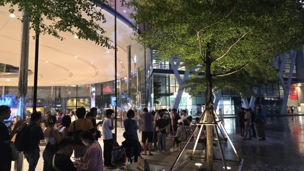 แห่เข้าคิวรอซื้อ iPhone16 