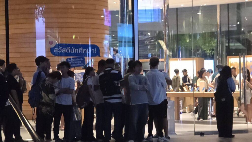 แห่เข้าคิวรอซื้อ iPhone16 