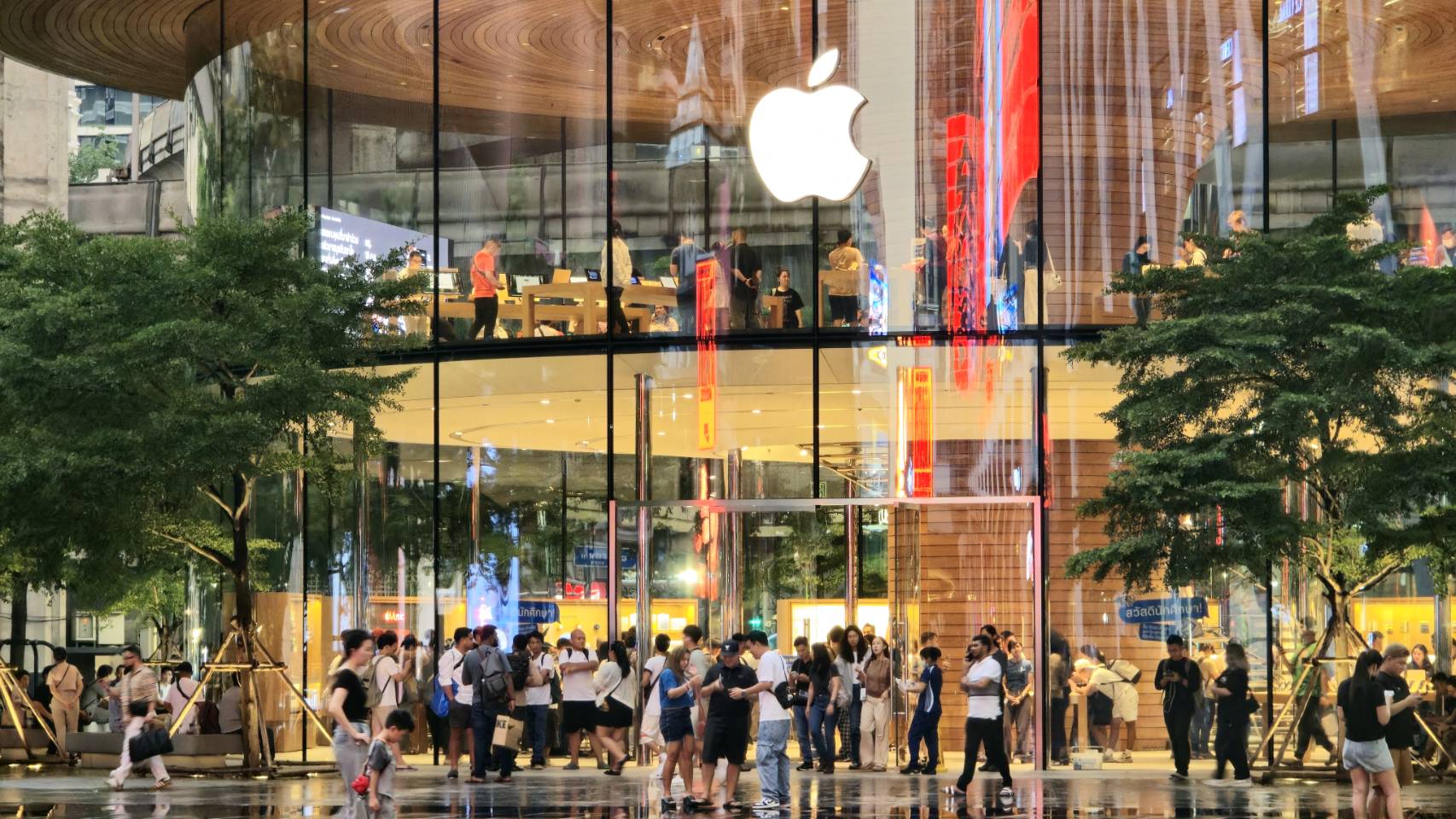 ส่องบรรยากาศ แฟนคลับรอซื้อ iPhone 16 กลางฝนพรำ ก่อนวันขายจริง