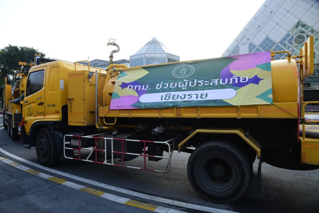 รถดูดโคลนช่วยผู้ประสบภัยน้ำท่วม