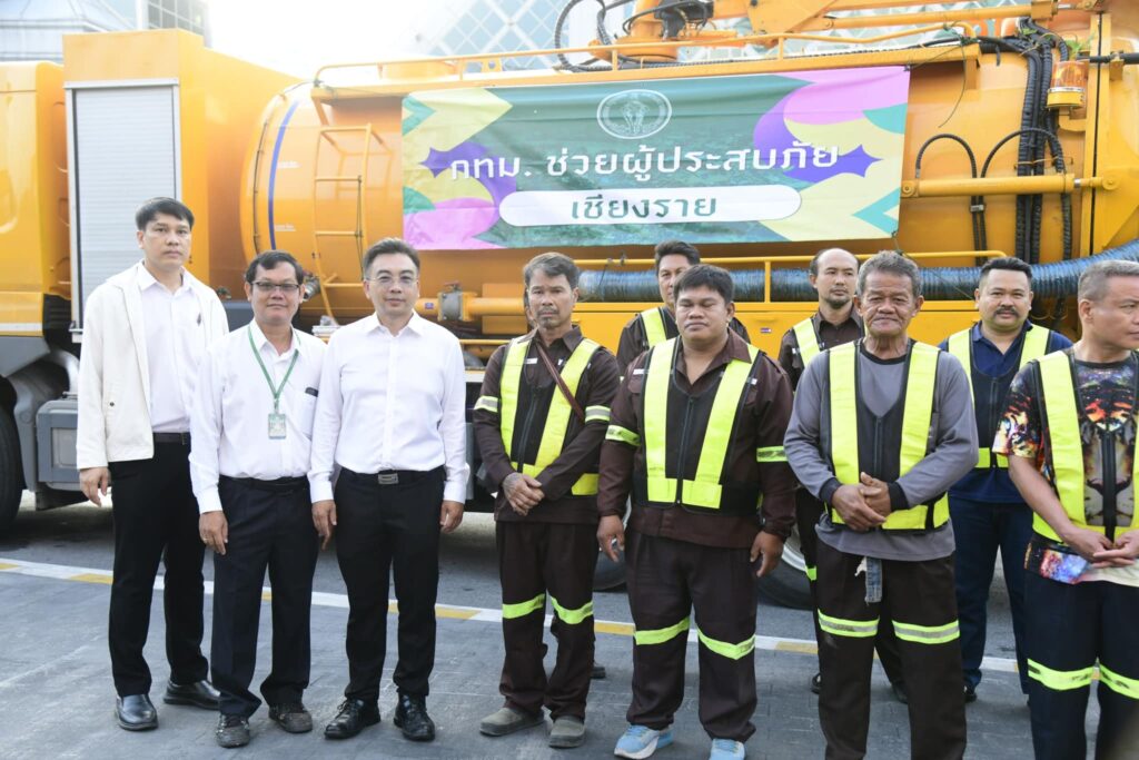 รถดูดโคลนช่วยผู้ประสบภัยน้ำท่วม