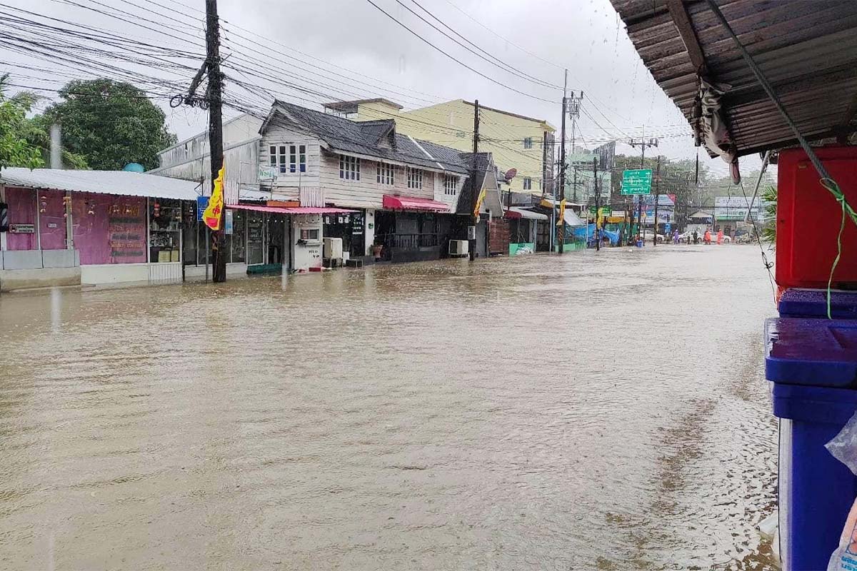 น้ำท่วมดินโคล่นถล่ม