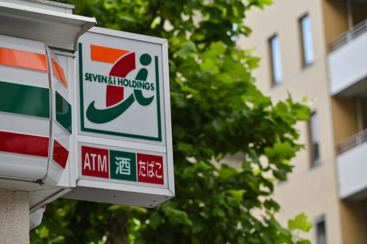 JAPAN-CANADA-RETAIL-MERGER-SEVEN&I-COUCHE-TARD A sign for a 7-Eleven convenience store (Photo by Richard A. Brooks / AFP)