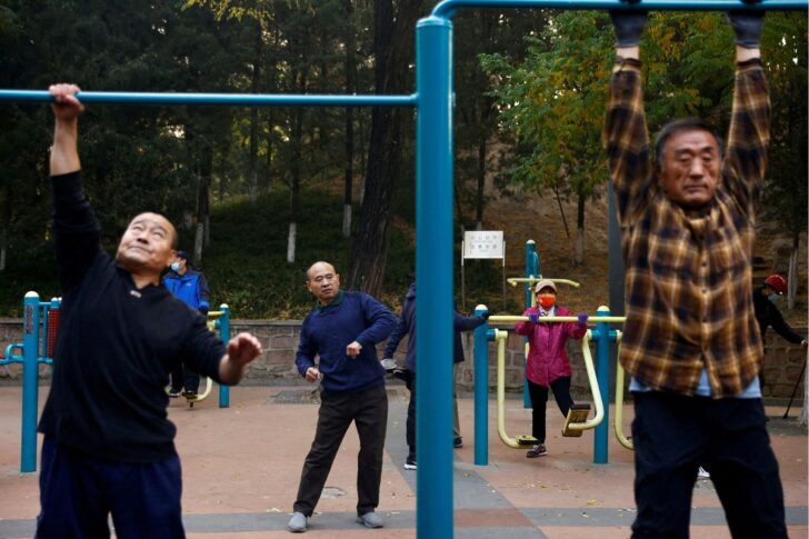 China_elderly_Web ผู้สูงอายุออกกำลังกายในสวนสาธารณะที่กรุงปักกิ่ง ภาพโดย REUTERS/Tingshu Wang